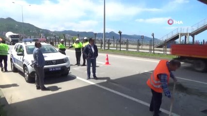 Скачать видео: Damperi Açılan Hafriyat Kamyonu Üst Geçide Çarptı