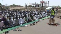 معتصمو السودان يؤدون جمعتهم الأولى برمضان ويطالبون بتسليم السلطة
