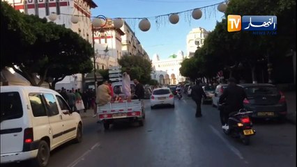 شاهد.. شباب يوزعون الدلاع في المسيرات