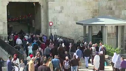 Multitudinaria oración de musulmanes en Jerusalén Este en primer viernes de ramadán