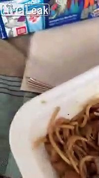 Elle trouve une souris cuite dans ses pâtes