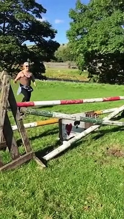 Elle se prend pour un cheval et tente de sauter un obstacle