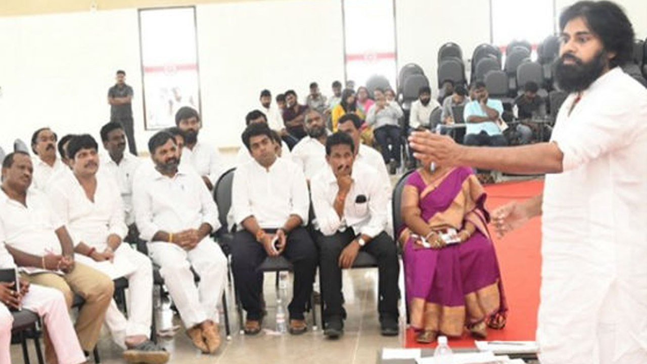 Pawan Kalyan Asks His Fans To Not Believe In Media Rumors || Filmibeat Telugu