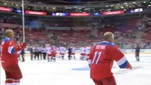 Putin marca ocho goles en un partido benéfico de hockey hielo y luego se cae