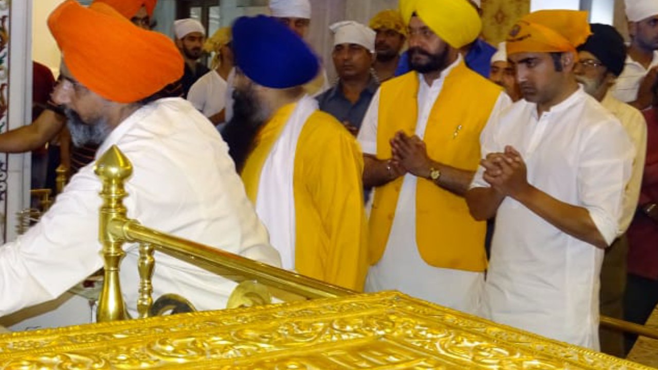 Gautam Gambhir visits Gurdwara Bangla Sahib | Watch Video | Oneindia News