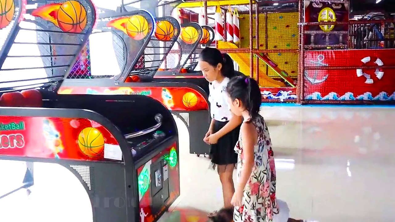 Jeu jeu Haussa les épaules de son Géant  Bébé Beurre TV  Aire de jeux intérieure pour les enfants