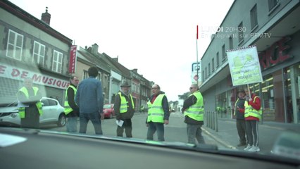 Des gilets jaunes bloquent une rue de Revin et rencontrent une équipe de BFMTV en voiture
