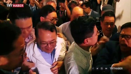 Hong Kong parlamentosunda kavga çıktı