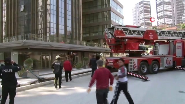 İskele Çöktü, 16. Katta Asılı Kalan Temizlik İşçileri Kurtarıldı