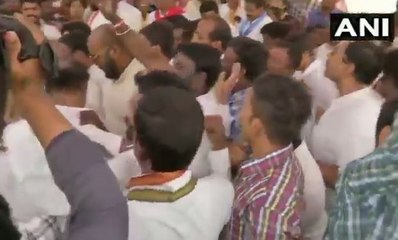 കോണ്‍ഗ്രസ് നേതാക്കള്‍ പരസ്യമായി തമ്മില്‍ തല്ലി