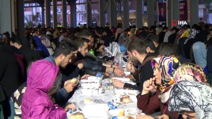 İftar yemeğinden sonra sokak hayvanları için çalışıyorlar