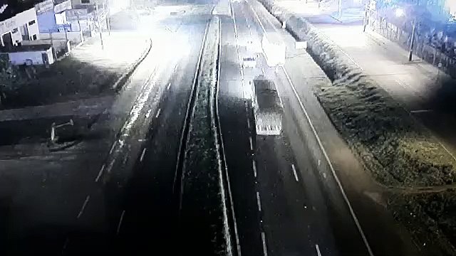 Câmera flagra carreta carregada com soja tombando na BR-376, em Sarandi