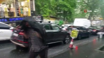 İstanbul'da etkili olan yağmur vatandaşlara zor anlar yaşattı