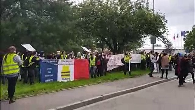 Strasbourg: manifestation des gilets jaunes devant le PMC, où se tient le meeting des européennes de LREM