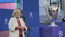 Carmena recibe en Madrid la copa de la Champions League