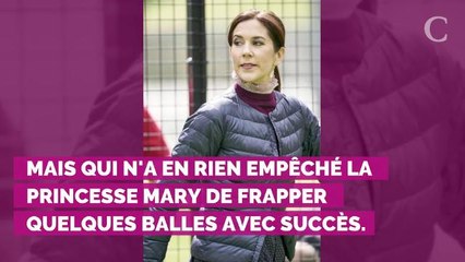 PHOTOS. Mary de Danemark très chic en jupe et baskets... pour une partie de tennis !