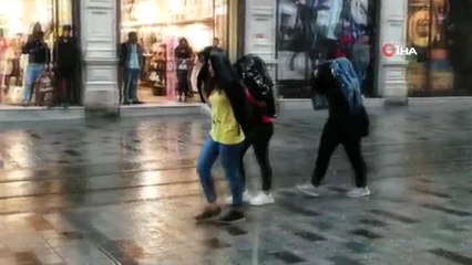 İstanbul'da Etkili Olan Yağmur Vatandaşlara Zor Anlar Yaşattı