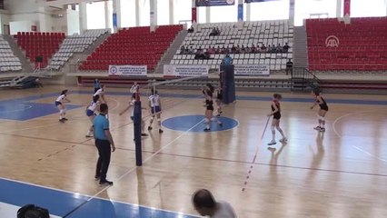 Télécharger la video: Türkiye Okul Sporları Yıldızlar Voleybol Türkiye Şampiyonası Sona Erdi