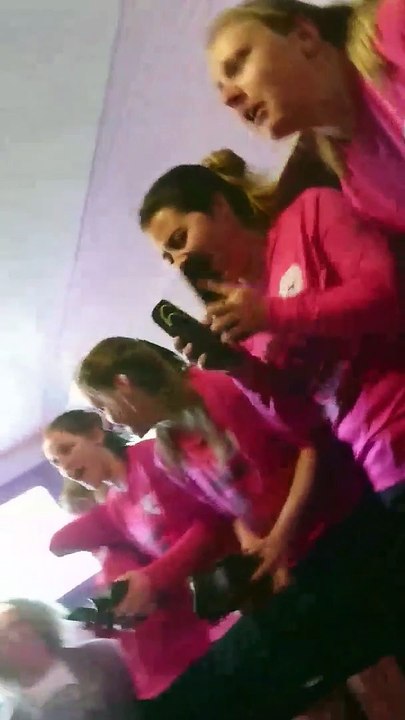 LES FEMININES SINOISES CELEBRENT LE TITRE DE CHAMPIONNE DANS LES VESTIAIRES
