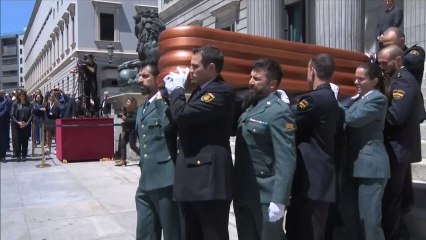 Emoción y respeto en el multitudinario adiós a Rubalcaba a las puertas del Congreso