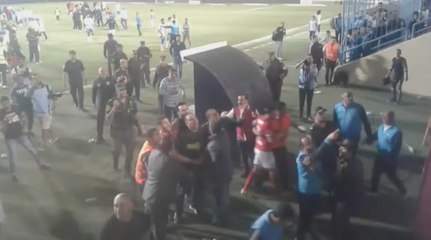 حسام حسن يلقي زجاجات مياه على الجماهير عقب خسارة سموحة من الأهلي