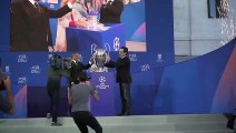 Carmena recibe en Madrid la copa de la Champions League