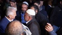 Binali Yıldırım'a sabah namazı çıkışı yoğun ilgi (2) - İSTANBUL