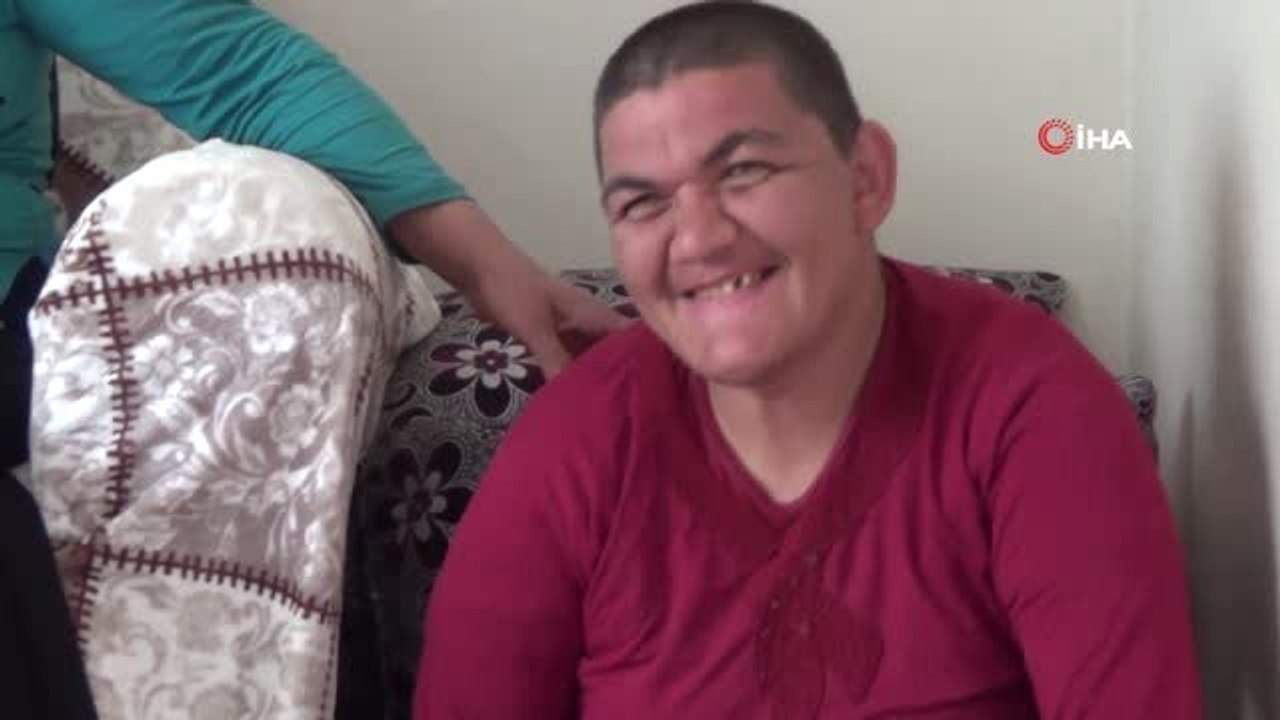 Bana Sadece Anne Deseler Yeter... Üç Engelli Çocuğuna Hem Annelik Hem de Babalık Yapıyor