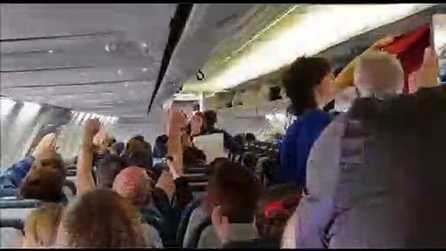 La fiesta de la Real Sociedad en el avión de vuelta tras ganar la Copa de la Reina