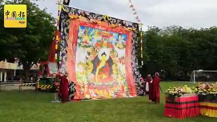 吊高30尺画像‧2000人满法喜 晒大佛