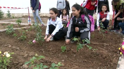 Tablet ve telefon yerine toprakla oynuyorlar