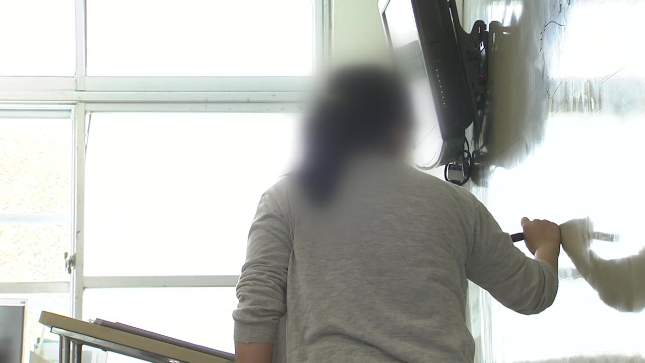 "퇴근 후 학부모 전화 괴로워요" 교사에 업무용 전화 지급 추진 / YTN