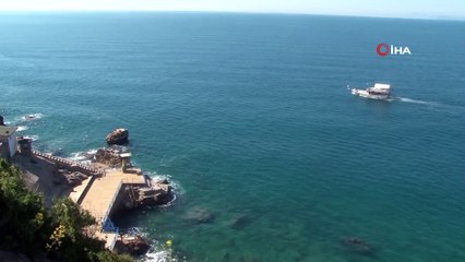 Denizin altında masa kurup glutensiz beslendiler