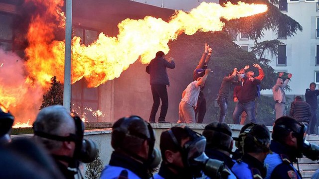 Βίαια επεισόδια στην Αλβανία-Οργισμένοι διαδηλωτές ζητούν παραίτηση Ράμα