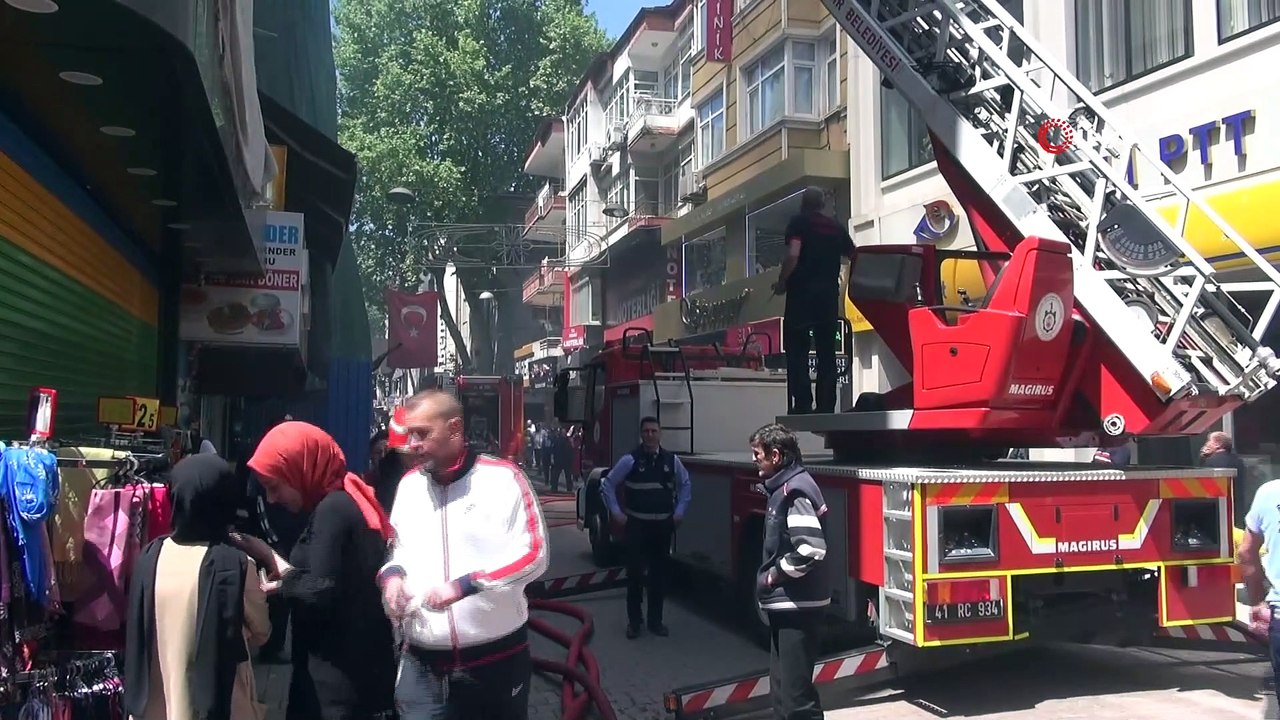 Klimadan çıkan yangında dumanlar gökyüzünü kapladı
