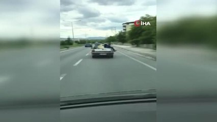 Malatya'da Korkutan Görüntü... Hareket Halindeki Aracın Bagaj Kapağına Oturan Çocuklar Kamerada