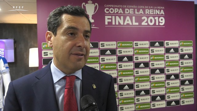 Juanma Moreno muy satisfecho por la final de la Copa de la Reina
