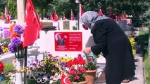 Cebeci ve Karşıyaka Şehitliği'nde hüzünlü 'Anneler Günü'