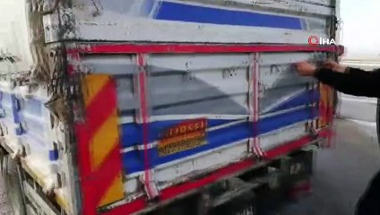 Durdurulan kamyonun kasasından 33 kaçak göçmen çıktı