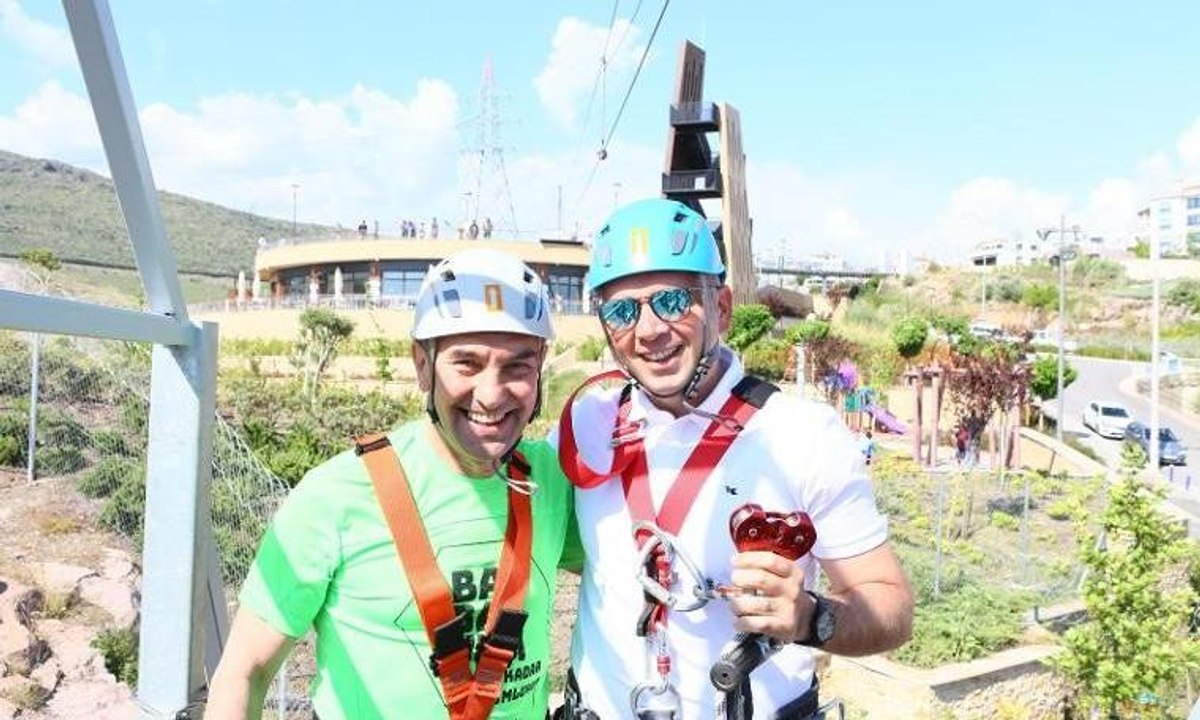 İzmir Büyükşehir Belediye Başkanı Tunç Soyer, zipline yaptı
