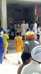 Скачать видео: ਨੌਜਵਾਨ ਨੇ ਕਾਂਗਰਸ ਦੀ ਸਾਬਕਾ ਵਿਧਾਇਕਾ ਕਰਨ ਕੌਰ ਬਰਾੜ ਨੂੰ ਸਵਾਲ ਕਰਨੇ ਚਾਹੇ ਤਾਂ ਨਾਲ ਖੜ੍ਹੇ ਕਾਂਗਰਸੀਆਂ ਨੇ ਮੁੰਡੇ ਨੂੰ ਬਾਹਰ ਕਰ ਦਿੱਤਾ ਬਾਕੀ ਹਾਲ ਆਪੇ ਵੀਡੀਓ ਵਿੱਚ ਵੇਖ ਲਓ !