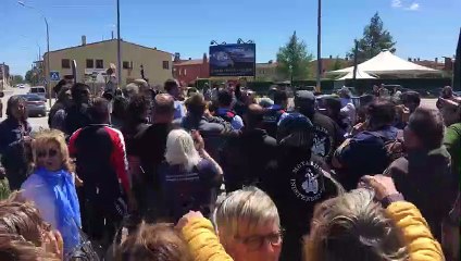 Els veïns de Verges fan fora un grup d'ultres que volia treure les estelades