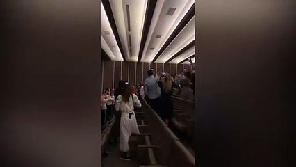 İmamoğlu Kıbrıs'ta Cem Yılmaz'ın gösterisini izledi; salonda "Her şey güzel olacak" tezahüratıyla karşılandı