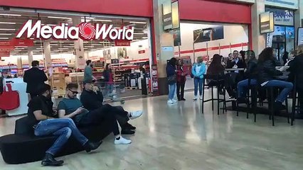 Ipermercato di Molfetta: cantano all'improvviso per la Festa della Mamma "un'atmosfera magica"
