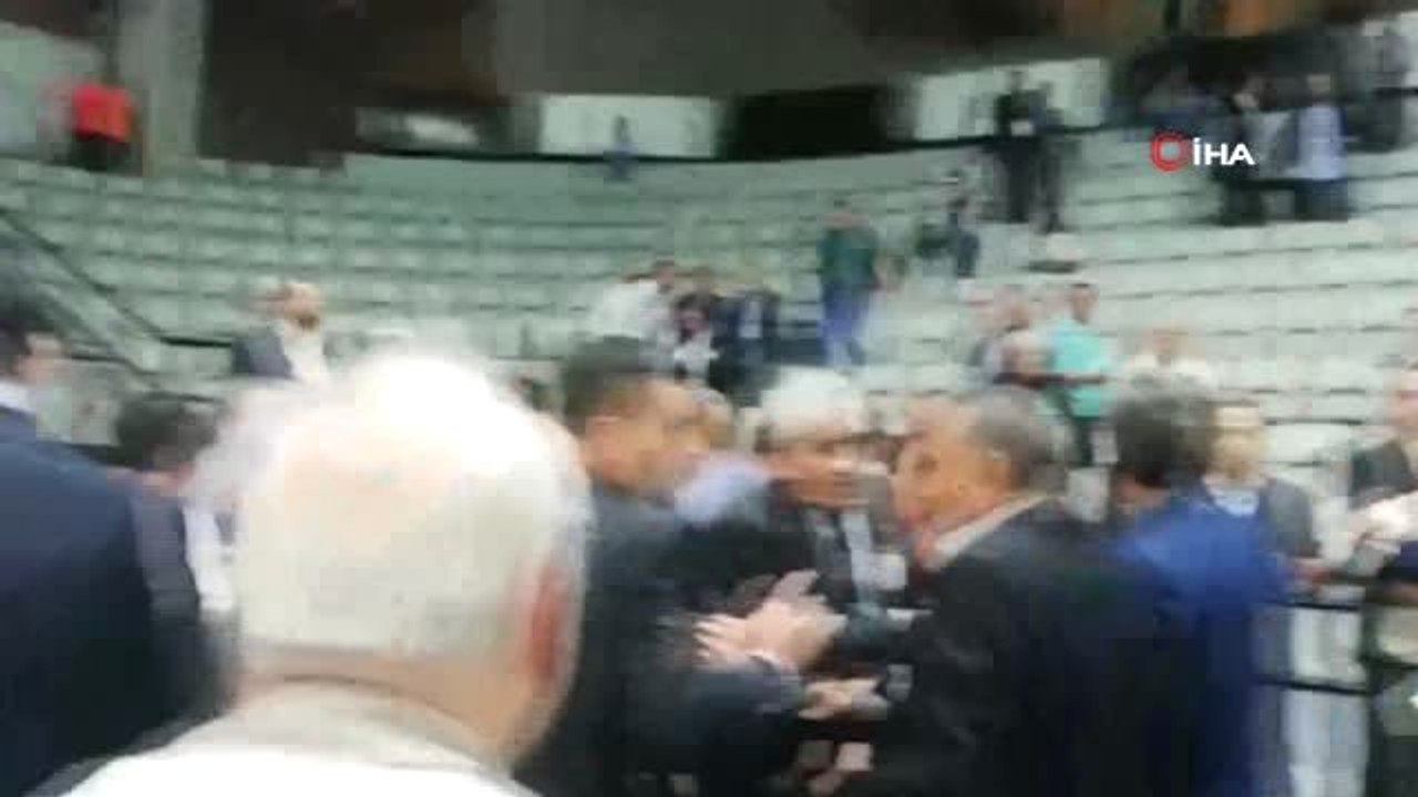 Şafak Mahmutyazıcıoğlu, Bir Üyeyle Tartıştı