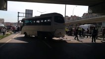 Midibüs ile hafif ticari araç çarpıştı: 1 ölü, 15 yaralı - KOCAELİ