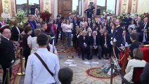 Un hombre arroja papeles en la capilla ardiente y pide ver al Presidente
