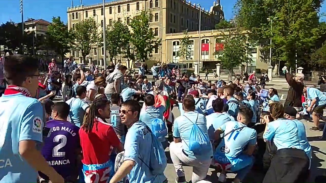 Athletic-Celta: La Afición del Celta Disfruta en la Llegada de su Equipo a San Mamés