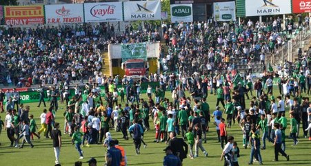 Denizlispor Taraftarı İlk Yarı Bitince Sahaya Girip, Top Oynadı