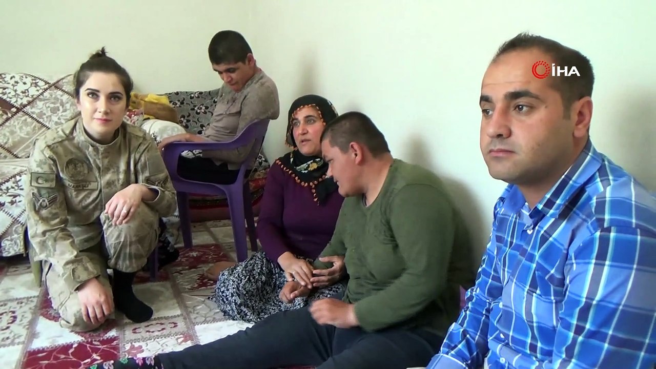 Eşini trafik kazasında kaybetti...3 engelli çocuğuna hem annelik hem de babalık yapıyor